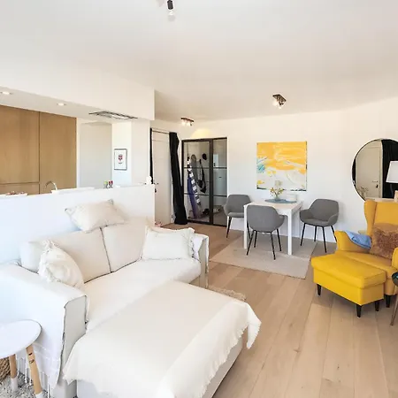 Apartment Front In With Kitchen *